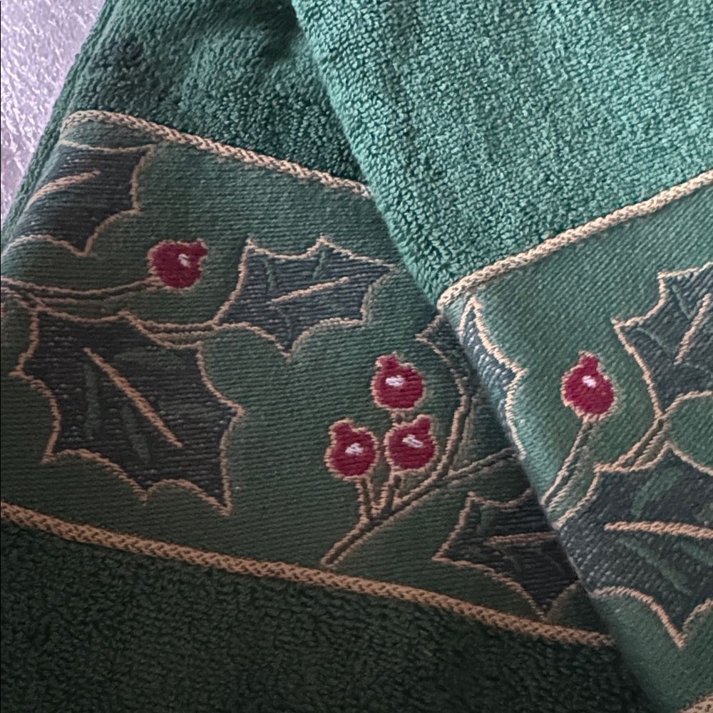 NWOT 2 Lenox Green and Red Holiday Towels - Picture 3 of 6